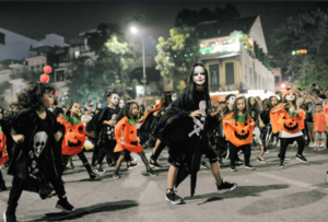 Chơi lễ Halloween ở phố đi bộ Hồ Gươm Hà Nội