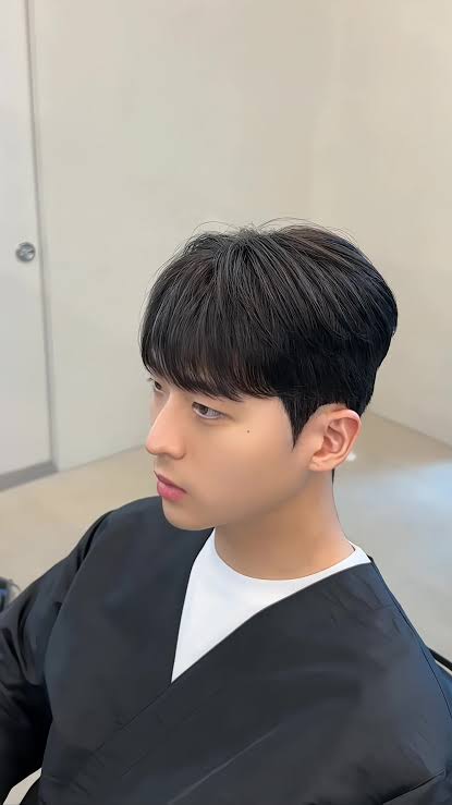 Hoặc kiểu tóc Dandy cut, tạo sự trẻ trung, vuốt mái lịch lãm. Trông như trai Hàn bản xứ